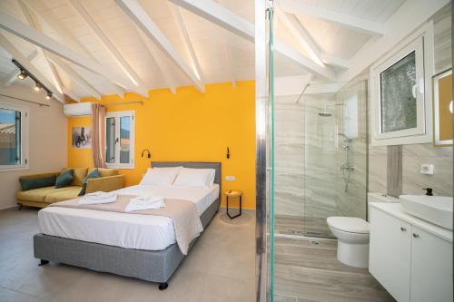 sypialnia z łóżkiem typu king-size i prysznicem w obiekcie Amazona w mieście Sami