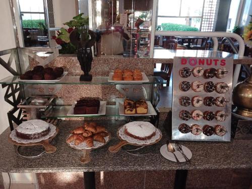 um balcão com muitos tipos diferentes de donuts e pastelarias em Maritim Jolie Ville Resort & Casino em Sharm El Sheikk