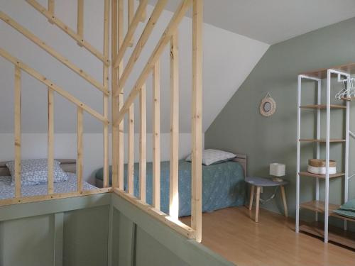 une chambre avec un lit superposé et un escalier dans l'établissement la Lillebonnaise meublé au cœur de Lillebonne, à Lillebonne