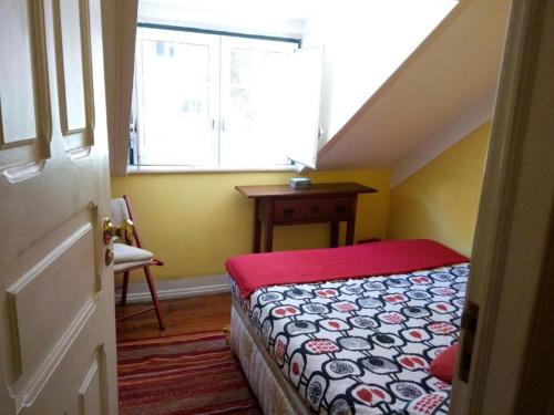 リスボンにあるCasa de São Pedro, Bairro Alto Lisbon Apartmentの小さなベッドルーム(ベッド1台、窓付)