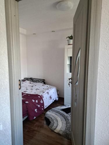 una piccola camera con letto e armadio di Apartament Medias Metanului a Mediaş