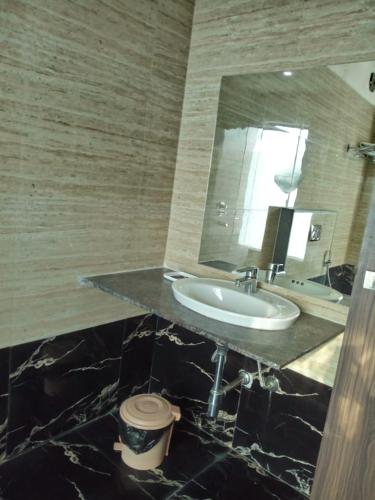 a bathroom with a sink and a mirror at MNR Resort in Pipariā