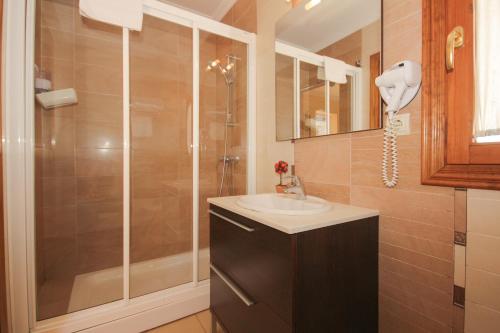Ένα μπάνιο στο Hostal Costa Azul