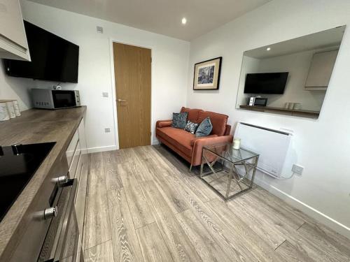 un soggiorno con un divano e un tavolo di Cosy 1 Bedroom Apartment In Cardiff a Cardiff
