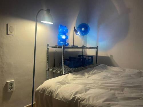 a room with a bed with a lamp and blue balloons at Aufn Orange Bulb in Seoul