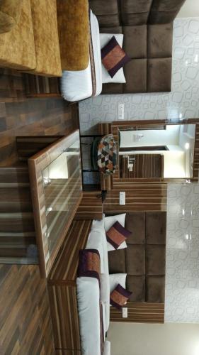 vista sul soffitto di un bagno con lavandino e letto di HOTEL SINGH CONTINETAL a Nuova Delhi