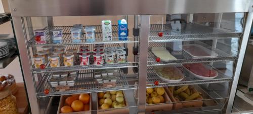 un réfrigérateur rempli de nombreux types de nourriture différents dans l'établissement HI Vila Nova de Cerveira - Pousada de Juventude, à Vila Nova de Cerveira