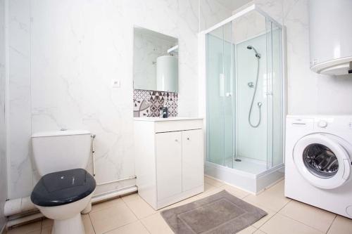 La salle de bains est pourvue de toilettes et d'un lave-linge. dans l'établissement Love House 6, à Aulnay-sous-Bois