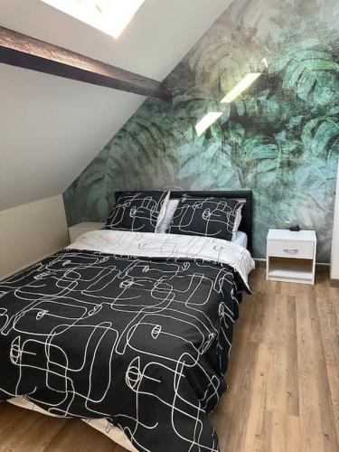 une chambre avec un lit avec un tableau sur le mur dans l'établissement Love House 6, à Aulnay-sous-Bois