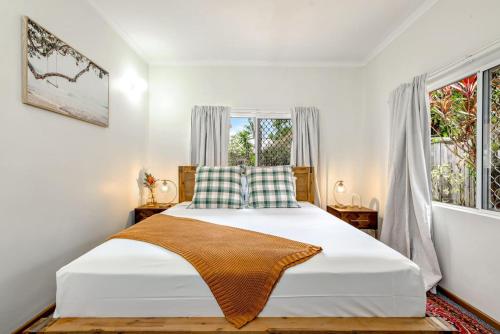 een slaapkamer met een wit bed en een raam bij The Garden Nook - Your Cairns Home Away from Home in Smithfield