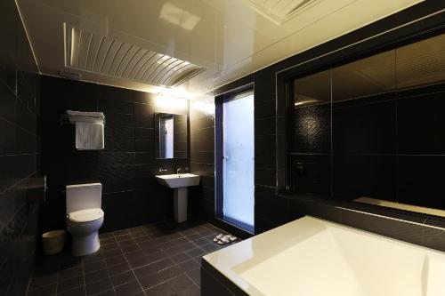 Koupelna v ubytování Carlton Hotel