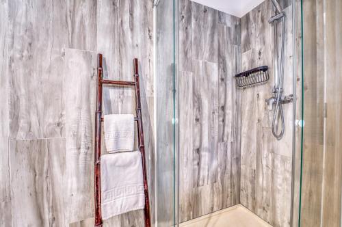 baño con ducha y puerta de cristal en Mercat 16, en Sa Pobla