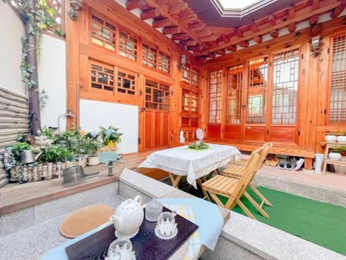 Hwadong 1Beonji في سول: غرفة معيشة فيها طاولة وكراسي