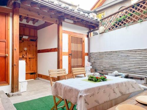 Habitación con patio con mesa y sillas. en Hwadong 1Beonji, en Seúl