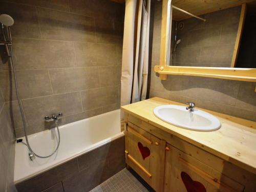 une salle de bain avec un lavabo et une baignoire dans l'établissement Les Gets - Studio au pied des pistes, central, tout équipé - FR-1-623-220, aux Gets