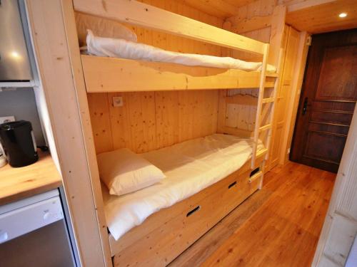 - une chambre avec 2 lits superposés dans une cabine dans l'établissement Les Gets - Studio au pied des pistes, central, tout équipé - FR-1-623-220, aux Gets
