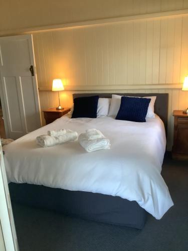 A bed or beds in a room at Rosellas on Corundum Cottage - treat yourself!