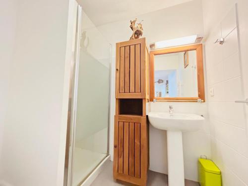 une salle de bain avec un lavabo et un miroir dans l'établissement Appartement central aux Gets avec parking - FR-1-623-258, aux Gets