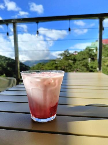 una copa en una taza sentada en una mesa en Misty Hills, en Baguio