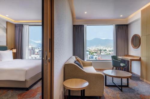 Nespecifikovaný výhled na hory nebo výhled na hory při pohledu z hotelu