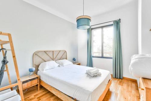 - une chambre avec un lit, une échelle et une fenêtre dans l'établissement FLC - Catalans 300M -Old Port- Hyper Center- 2 Bedrooms, à Marseille