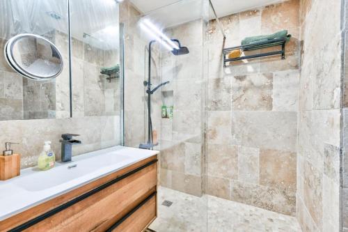 une salle de bain avec douche et lavabo dans l'établissement FLC - Catalans 300M -Old Port- Hyper Center- 2 Bedrooms, à Marseille