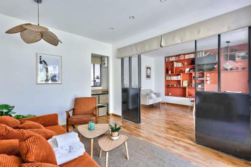 un salon avec un canapé et une table dans l'établissement FLC - Catalans 300M -Old Port- Hyper Center- 2 Bedrooms, à Marseille