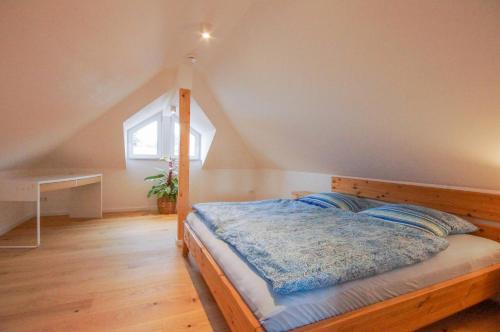 ein Schlafzimmer mit einem Holzbett im Dachgeschoss in der Unterkunft Modernes und helles Apartment im Loft Stil in Heidelberg