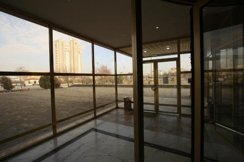 ブハラにあるInturist Hotel Classic Grand Bukharaの建物の景色を望む大きな窓が備わる客室です。