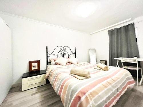 1 dormitorio con 1 cama grande y escritorio en Apartamento Compartido a 15 minutos de la Playa en Valencia, en Valencia