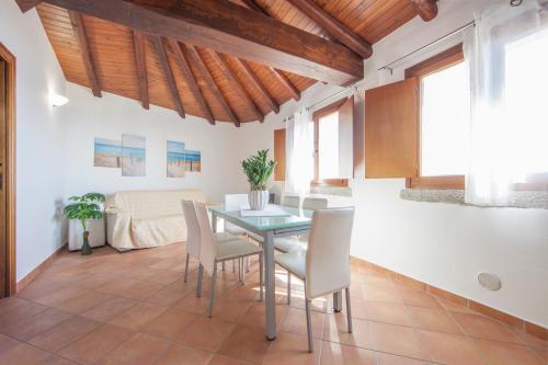 une salle à manger avec une table et des chaises en verre dans l'établissement Apartment I Nidi dei Cormorani, à Costa Rei