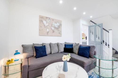 3 Bedroom House with Parking in Windsor - Family and Contractor friendly