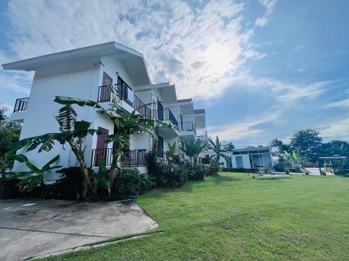 Gallery image of White Seaview Residence in Klong Muang Beach