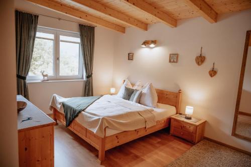 una camera con letto e finestra di Meine Auszeit – das ferienhaus a Sankt Georgen am Reith