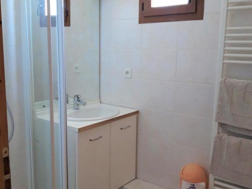 a small bathroom with a sink and a shower at Appartement Albiez-Montrond, 2 pièces, 5 personnes - FR-1-618-7 in Albiez-Montrond