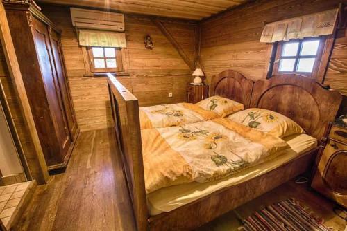 1 dormitorio con 1 cama en una cabaña de madera en Holiday home in Otocec - Kranjska Krain 26039, en Otočec