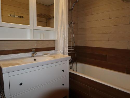 une salle de bain avec un lavabo et une baignoire dans l'établissement Appartement rénové 5 pers, 2P avec WIFI - Avoriaz - FR-1-633-22, à Avoriaz