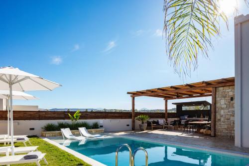 Poolen vid eller i närheten av Solis Villa, with Heated Pool & 5 minutes to Beach, By ThinkVilla