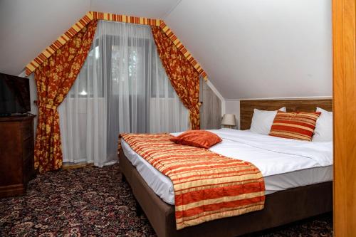 Un dormitorio con una cama grande y una ventana en Фортеця, en Kiev