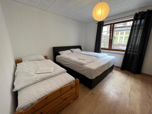 2 Betten in einem Zimmer mit Fenster in der Unterkunft 3-Zimmer mit Terrasse im Herzen von Göttingen in Göttingen