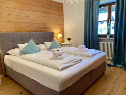 מיטה או מיטות בחדר ב-Apartmenthaus Der Johanneshof - tolle Lage nah am See