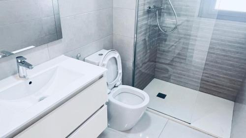 een badkamer met toilet, wastafel en douche bij Villa with pool Marina Villamartin in Villamartin