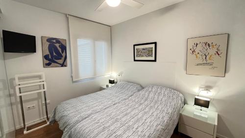 Säng eller sängar i ett rum på Apartamento Sant Josep con parking gratuito By El Conserje