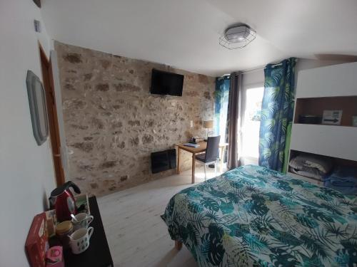 - une chambre avec un lit et une chambre avec un bureau dans l'établissement Un air de campagne, à Millac