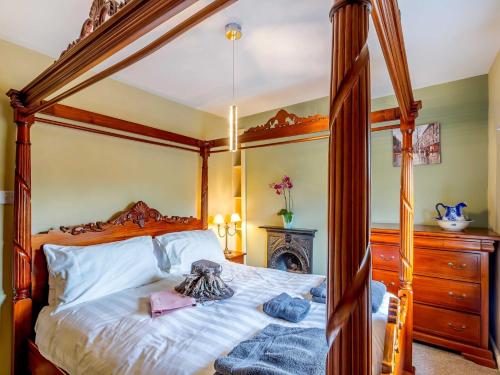 ein Schlafzimmer mit einem Himmelbett und Handtüchern darauf in der Unterkunft 2 Bed in York 56125 in Elvington