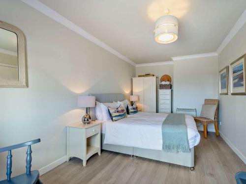 1 dormitorio con 1 cama, 1 mesa y 1 lámpara en 4 bed property in Whiting Bay Isle of Arran 76168, en Whiting Bay