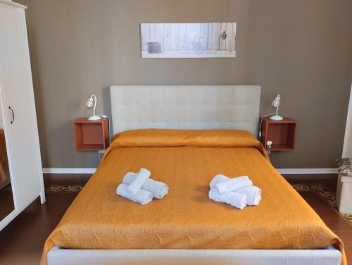 sypialnia z 2 ręcznikami na łóżku w obiekcie Casa Polena w Katanii
