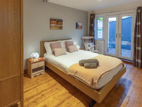 Un dormitorio con una cama con un osito de peluche. en 2 Bed in Stibbard 79993 