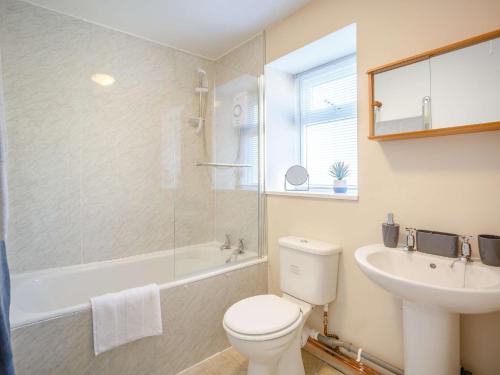 y baño con aseo, lavabo y ducha. en 2 bed in Berwick Upon Tweed 81273, en Berwick-Upon-Tweed