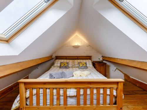 - un lit dans le grenier d'une maison dans l'établissement 1 Bed in Hay-on-Wye 81465, à Painscastle